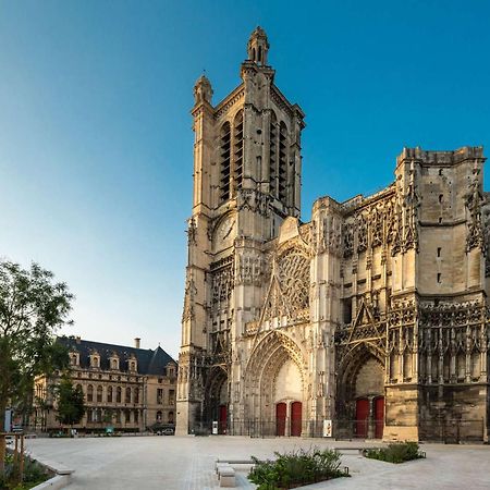 Logis Hotel Du Cirque Troyes Centre Historique Eksteriør bilde